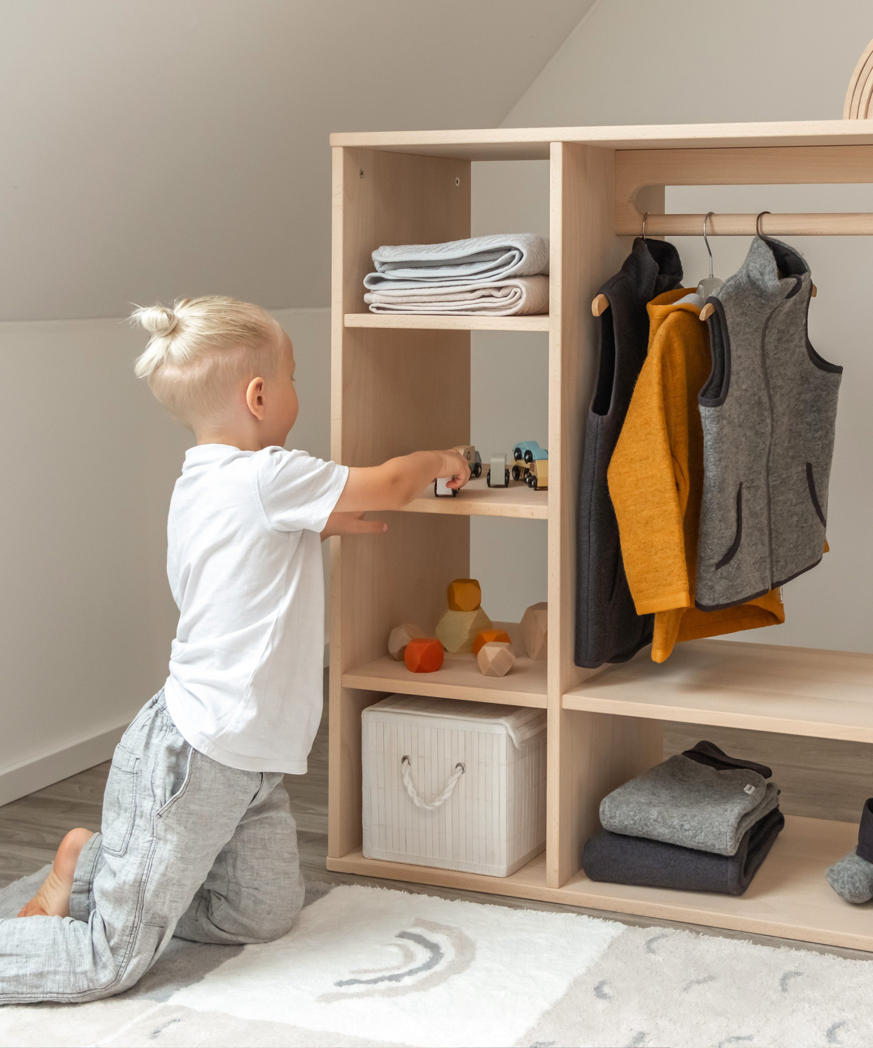 Montessori Kleiderschrank Kinderzimmer aus Buche • Ehrenkind